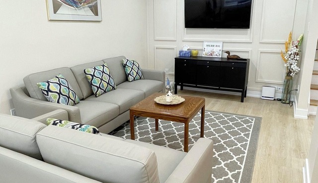 3 Bedroom Home Peaceful & Trendy, Near Airport