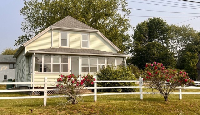 3 Bedroom Home in East Matunuck Awaits you for the Summer!