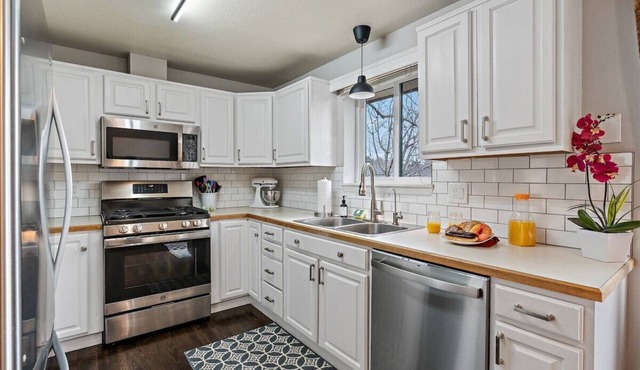 3 Bedroom Home with Garage next to BSU and Downtown