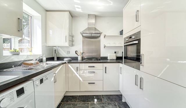 3 Bedroom Home with Parking in Worcester