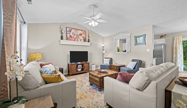 3 Bedroom Home with King Bed, Fenced Yard & Pool Table