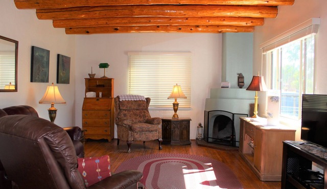3 Bedroom Home With Lovely Vigas And Wood Floors - 3.5 Miles To Santa Fe Plaza!