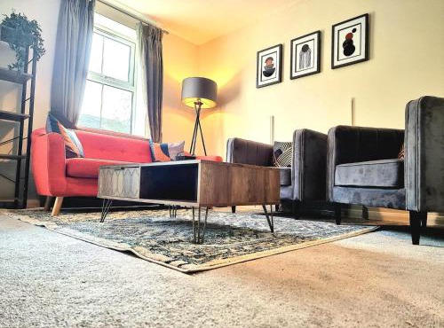 3-Bedroom Home with Pool Table, Garden, Balcony & Parking - Leicester