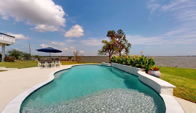 3-bedroom home with washer/dryer, TV, free internet, amazing water view