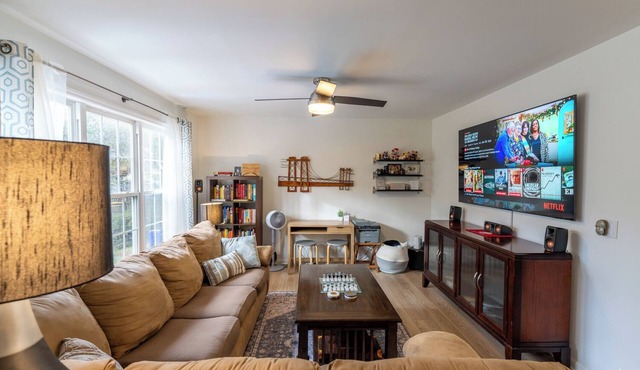 3 Bedroom Homestead Getaway - Walkable Carrboro, Minutes to UNC