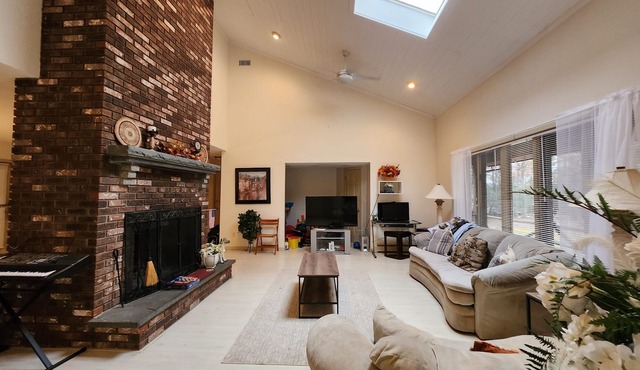 3 Bedroom Hot Tub, Huge, Rustic, Wooded, Quiet, Adventurers, Business, Groups.