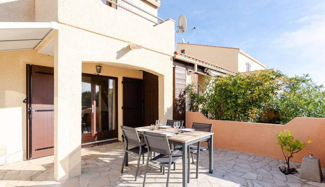 3-bedroom house with pool, AC and parking in Narbonne-Plage