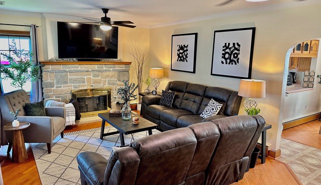 3-bedroom house in charming Saint Clairsville with AC, fitness room