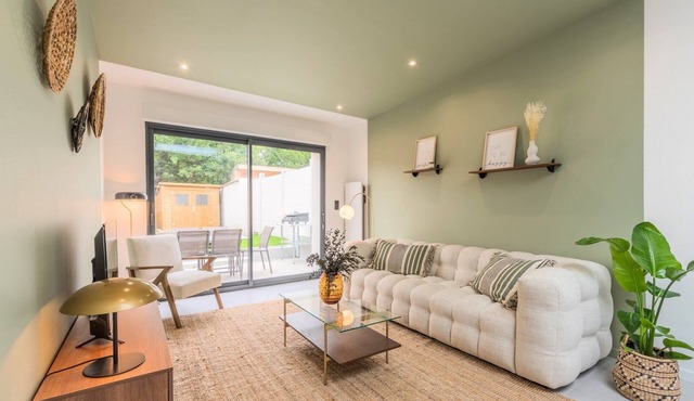 3 bedroom house with garden, free parking