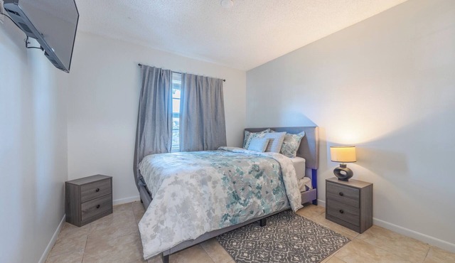 3-bedroom house in charming Royal Palm Beach with AC, WiFi, barbecue