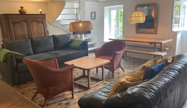 3-bedroom house, 1800m² garden, pets allowed