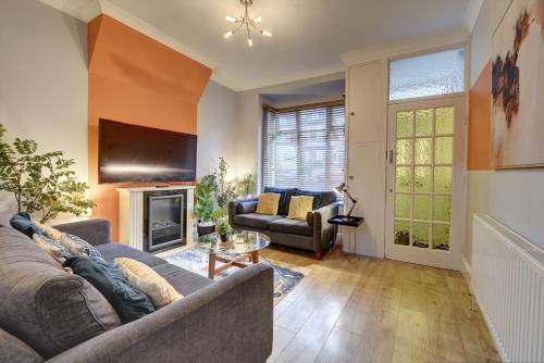 3 Bedroom House, 4 Beds, 2 Double Beds, 2 x Single Beds, Sleeps 6, Free Parking, Birmingham Near City Centre, Major Transport Links