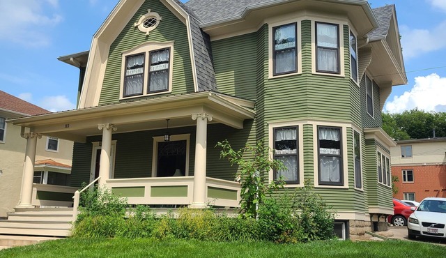 3-bedroom house 6 blocks from downtown 2 blocks from 9 sororities in Iowa City