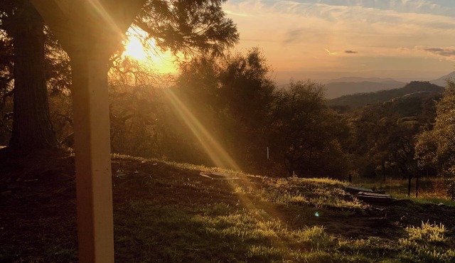 3-bedroom house, beautiful sunset, in Yokuts Valley with WiFi, AC. Pet-Friendly