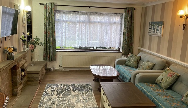 3 Bedroom House Close to Town Centre and Train Station with Driveway and Garden