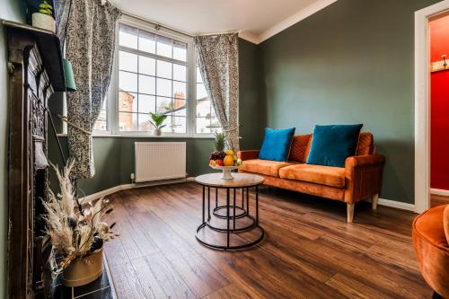 3 Bedroom House, Free Parking, Easy M53 Access