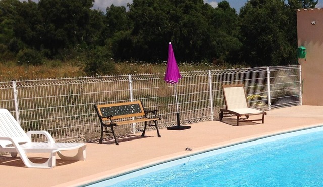 3 bedroom house, beach 5 min away, shared swimming pool, garden