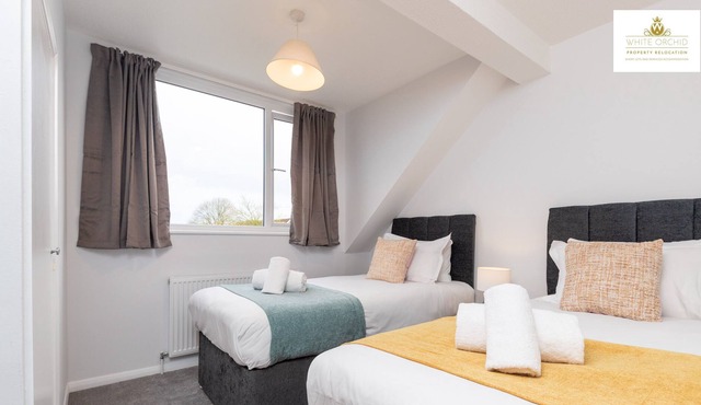 3 Bedroom House Free Paring & Wi-fi Stevenage Welcome Families & Contractors