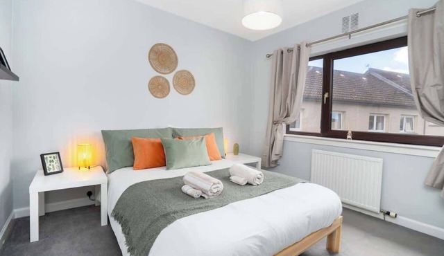 3 Bedroom House - Free Parking