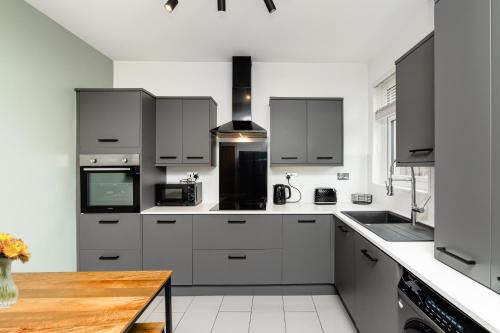 3 Bedroom House-Free Parking-by Holiday Homes