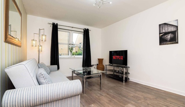 3 Bedroom House - Free Parking- by Holiday homes