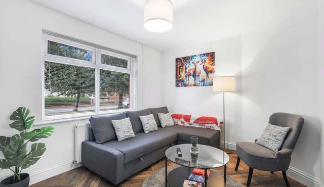 3 Bedroom House - Free Parking-by Holiday Homes