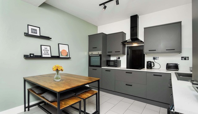 3 Bedroom House-Free Parking-by Holiday Homes