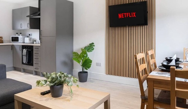 3 Bedroom House-Free Parking- by Holiday Homes