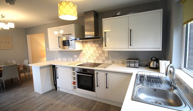 3 Bedroom House - Fully Refurbished Throughout - New Kitchen & Bathroom