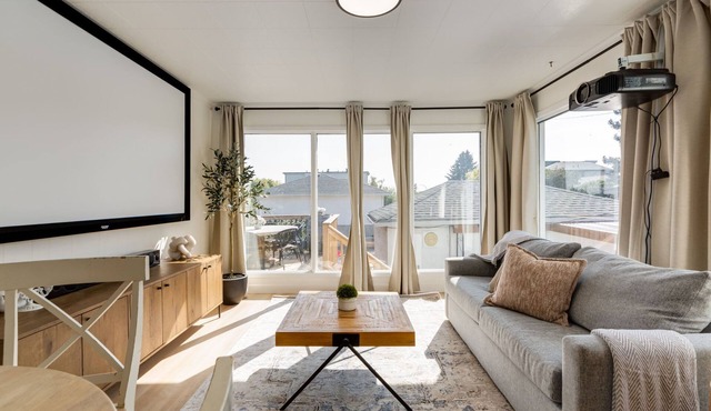 3 Bedroom House, Hot Tub, Skyline Views, Saddledome