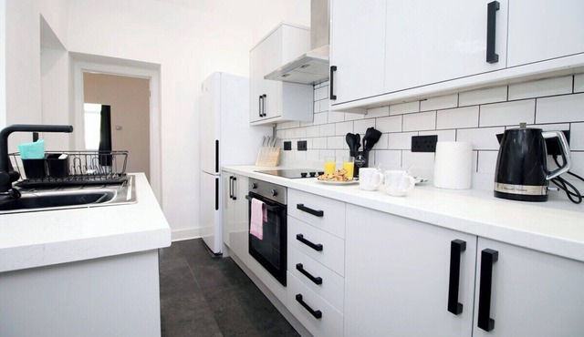 3 Bedroom House in Mountain Ash Cynon View by TŷSA