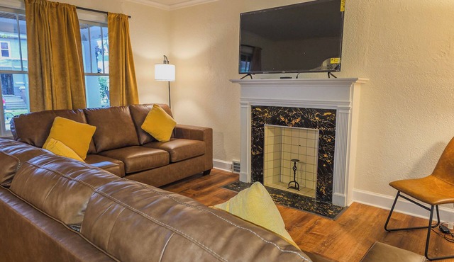 3-bedroom house in enchanting Niagara Falls with AC, WiFi