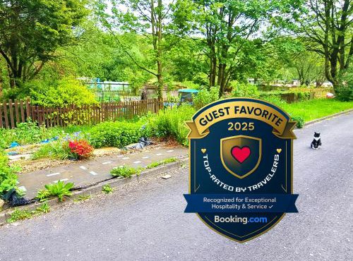 3 Bedroom House Ideal for Work Family Short or Long Term Stays Easy Access to Manchester Oldham Halifax Bury