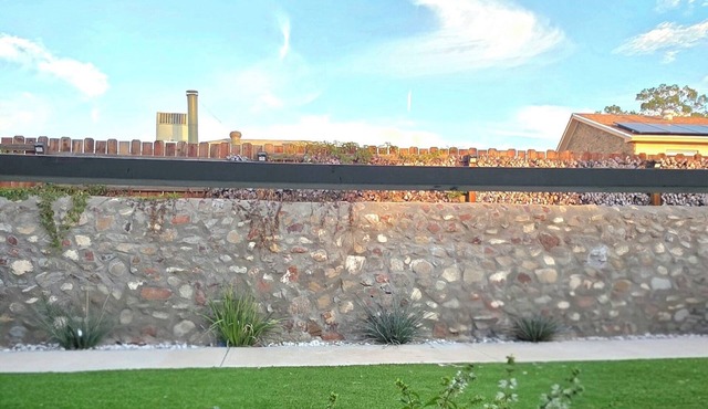 3-bedroom house in adorable El Paso West, with cool AC and gym access
