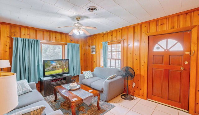 3-bedroom house in awesome Chickasaw with WiFi, AC