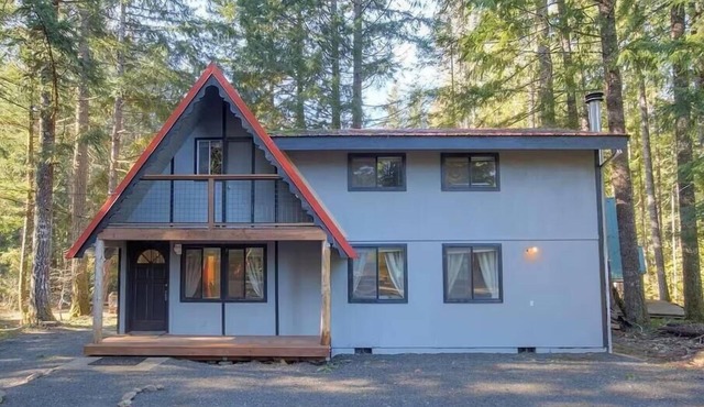 3-bedroom house in awesome Packwood with AC, WI-FI and EV charger