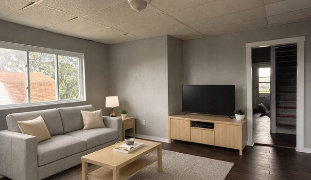 3-bedroom house in beautiful Pittsburgh with cool AC breeze