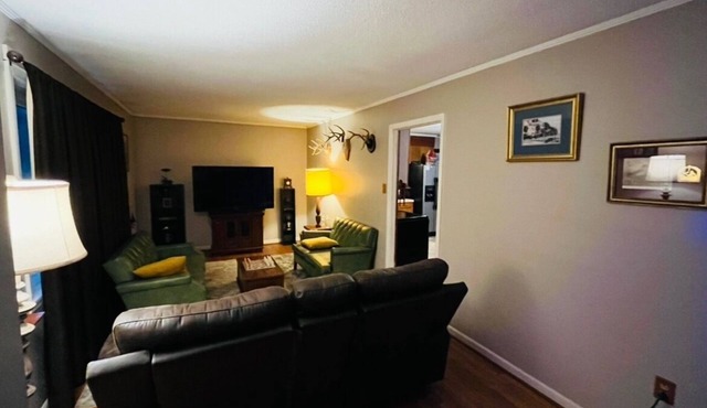 3-bedroom house in beautiful country setting with AC and WiFi.Gorgeous old oaks.