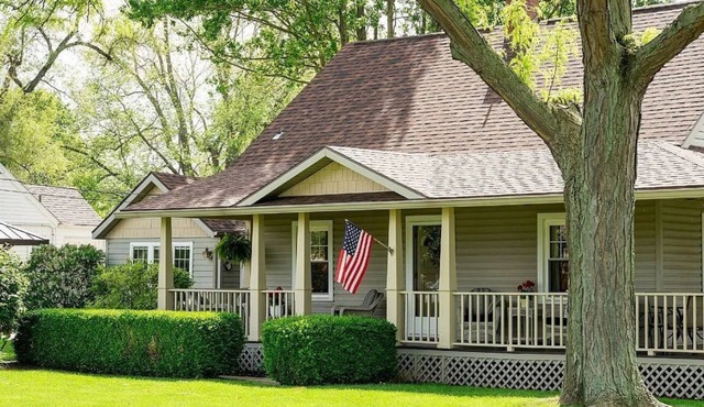 3-bedroom house in beautiful Yorktown, IN. Close to Ball State.