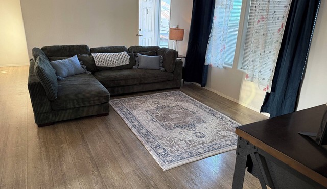 3-bedroom house in beautiful Tracy with WiFi, 75 inch tv, AC. Farm life