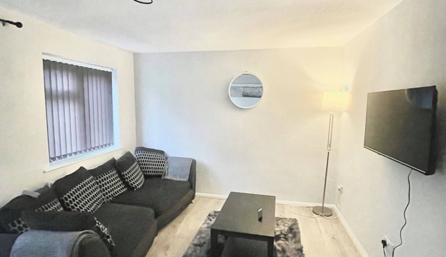 3 - Bedroom House in Bletchley| Ready for Contractors & Guests |Milton Keynes