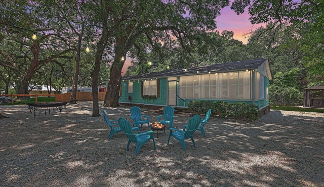 3-bedroom house, in Bonneau Beach with WiFi, HVAC, hottub & lake beach access!