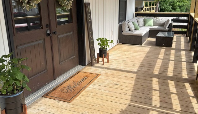 3-bedroom house in Burnside - Walking Distance to the Lake.