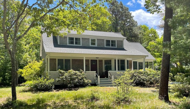 3 Bedroom house in Cotuit with screened porch and bay view