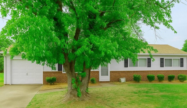 3-bedroom house in Chesapeake with workspace, ready-to-cook kitchen, and yard