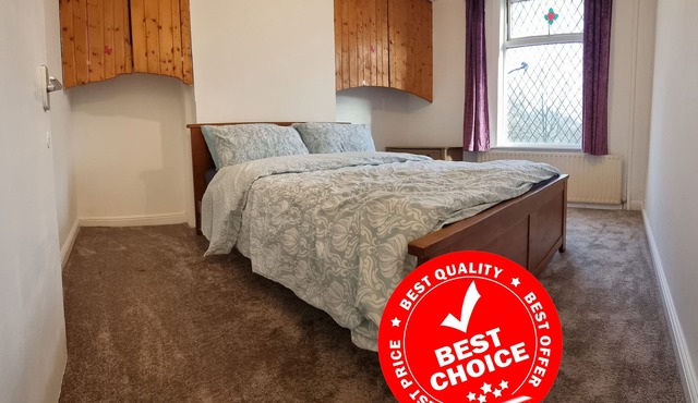 3 Bedroom House in Central Rochdale cul-de-sac Free Parking & Fast Wi-Fi