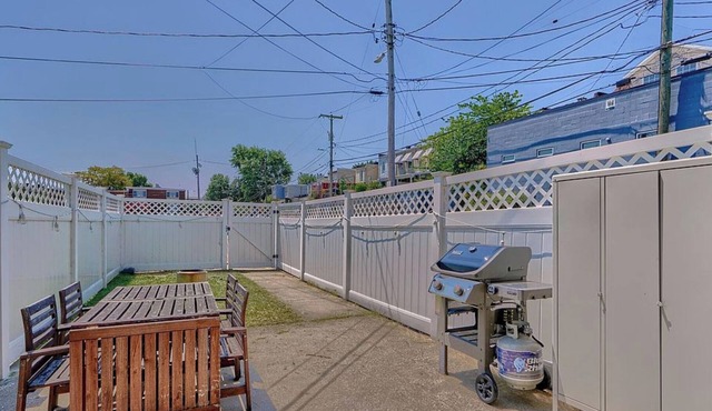 3-bedroom house in charming Baltimore with AC, WiFi, fitness room