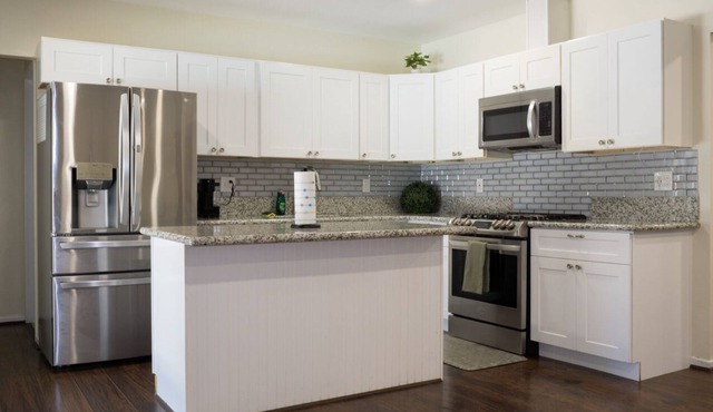 3-bedroom house in charming Riverside with AC & Pool near CBU, Parkview & 91 fwy