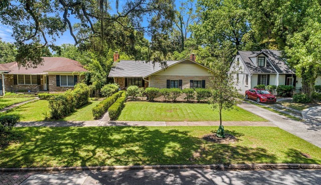 3-bedroom house in charming Savannah, AC, heated Pool, min. from Forsyth Park .