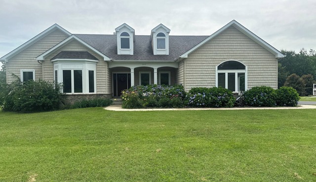 3-bedroom house in charming Townsend with inground pool